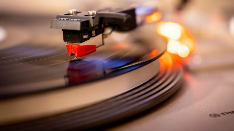 cropped vinyl recordplayer detail 1 Burza Platní